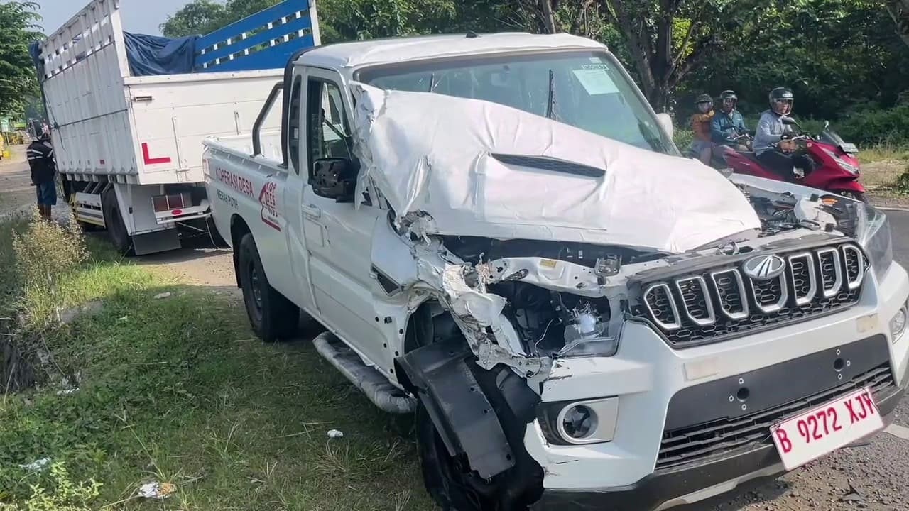 Mobil Pick Up Kopdes Merah Putih Tabrak 2 Truk, Diduga Sopir Mengantuk