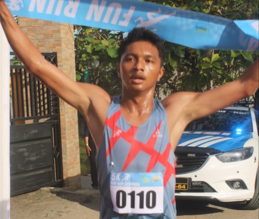Anggota Ditpolairud Polda Jatim Juara Geswara Fun Run 2026 di Pamekasan