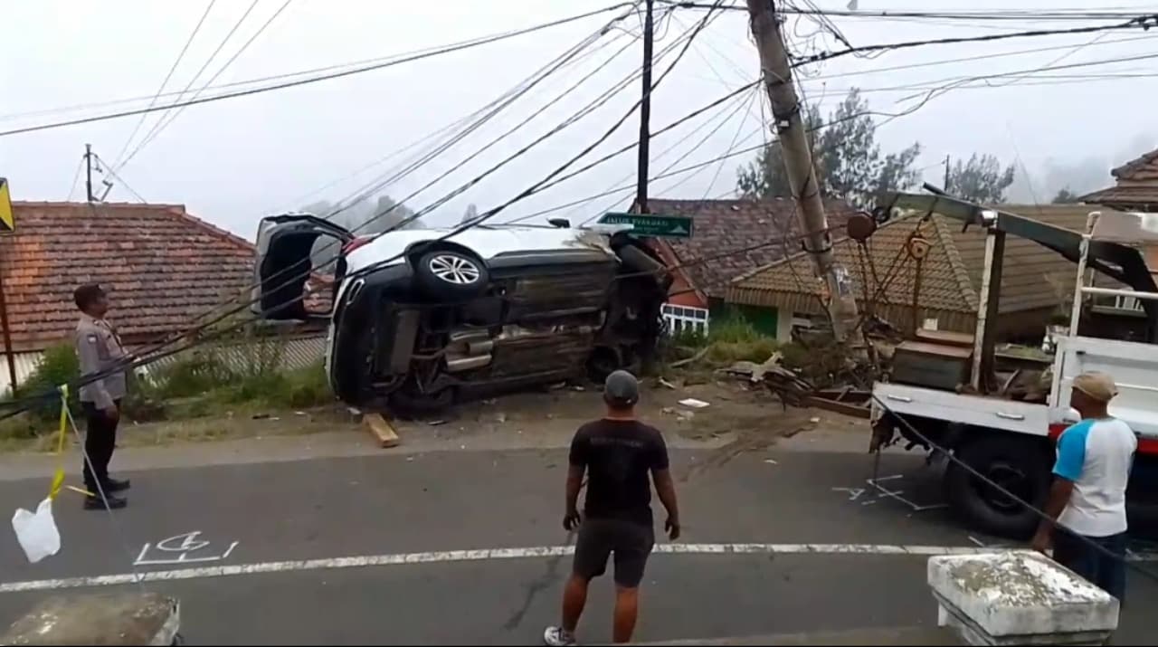 Mobil Hiace Rombongan Wisatawan Asal Singapura Terguling di Jalur Bromo Probolinggo