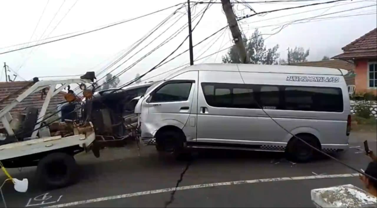 Mobil Hiace Rombongan Wisatawan Asal Singapura Tabrak 3 Kendaraan di Jalur Bromo Probolinggo