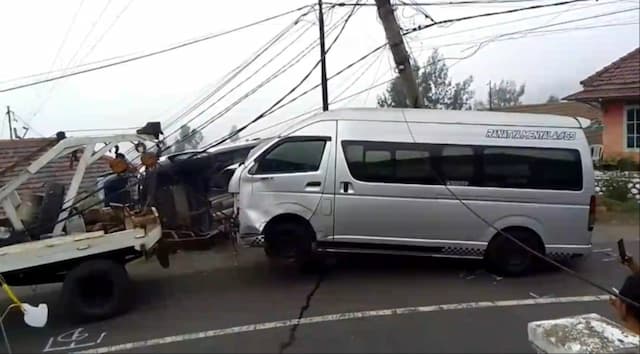 Mobil Hiace Rombongan Wisatawan Asal Singapura Tabrak 3 Kendaraan di Jalur Bromo Probolinggo