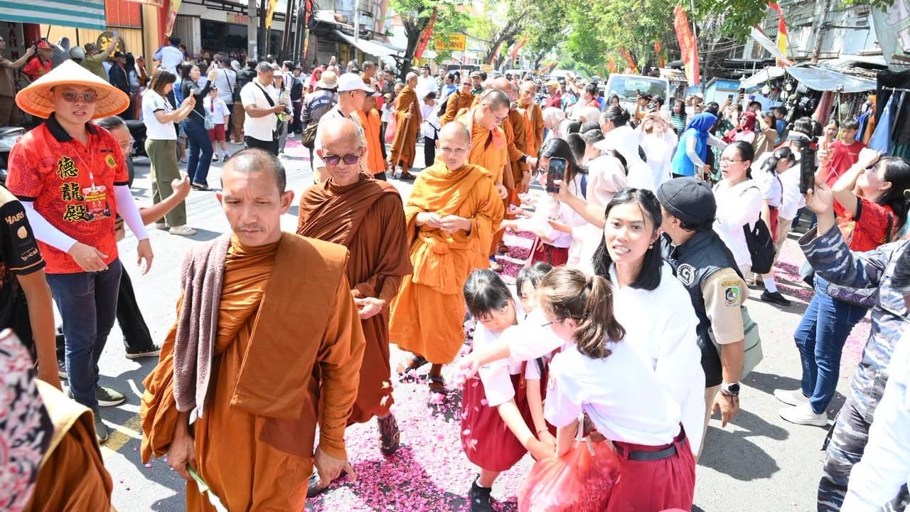 Jalani Ritual Jalan Kaki ke Candi Borobudur, 56 Biksu Thudong Singgah di Banyuwangi