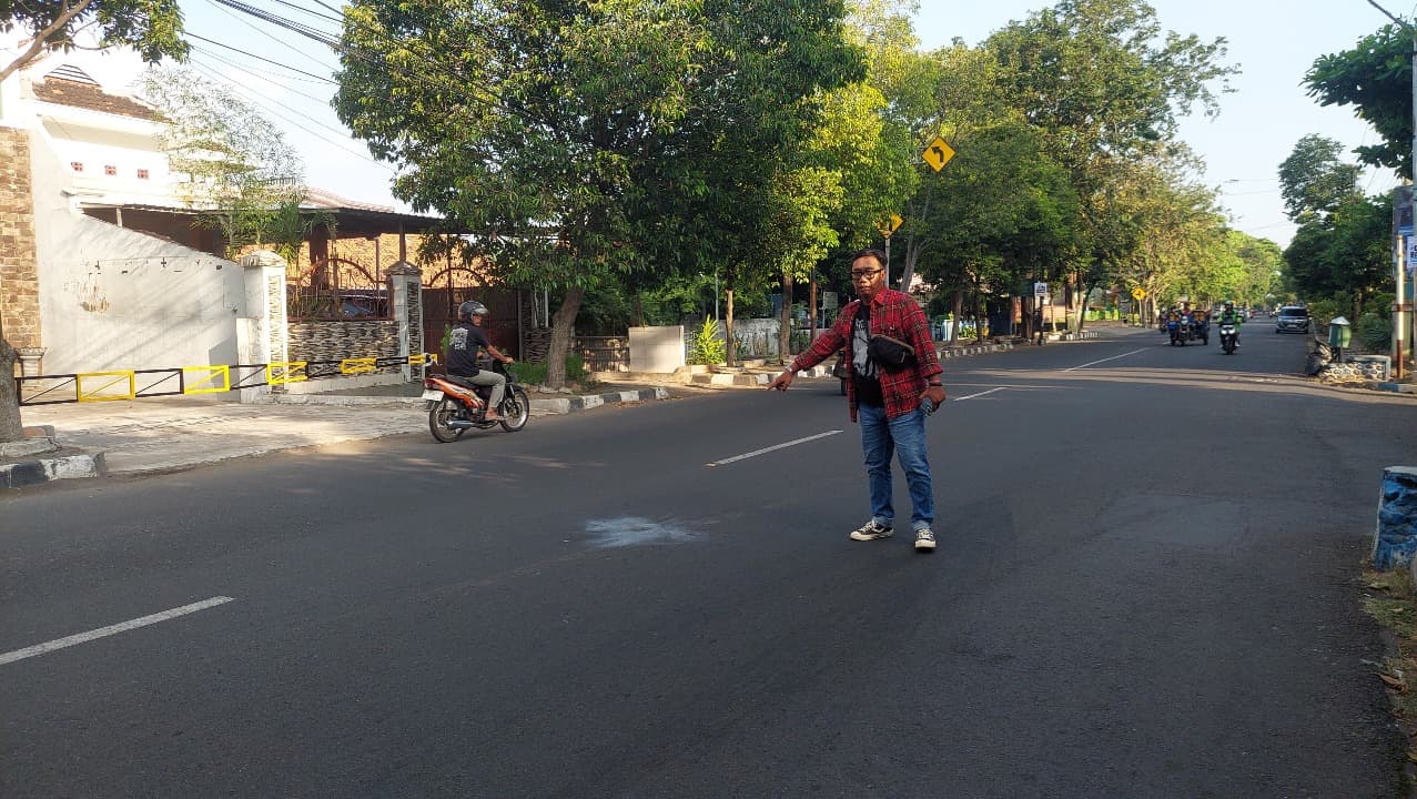 Pria Bersarung Naik Motor Lempar Benda hingga Meledak di Kota Probolinggo