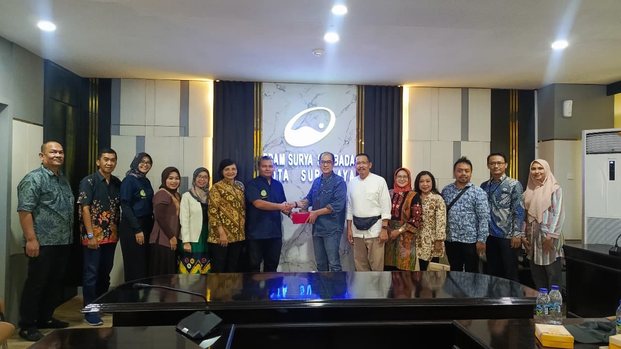 Dikunjungi Alumni FEB Unair, Dirut Achmad Prihadi Paparkan Mutu Air Hingga Inovasi PDAM Surya Sembada