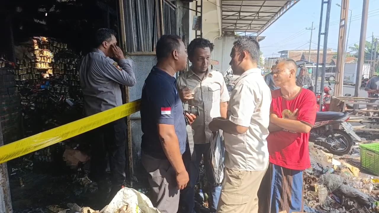 Kios Jajanan di Jombang Ludes Terbakar, CCTV Rekam Pria Lempar Diduga Bom Molotov