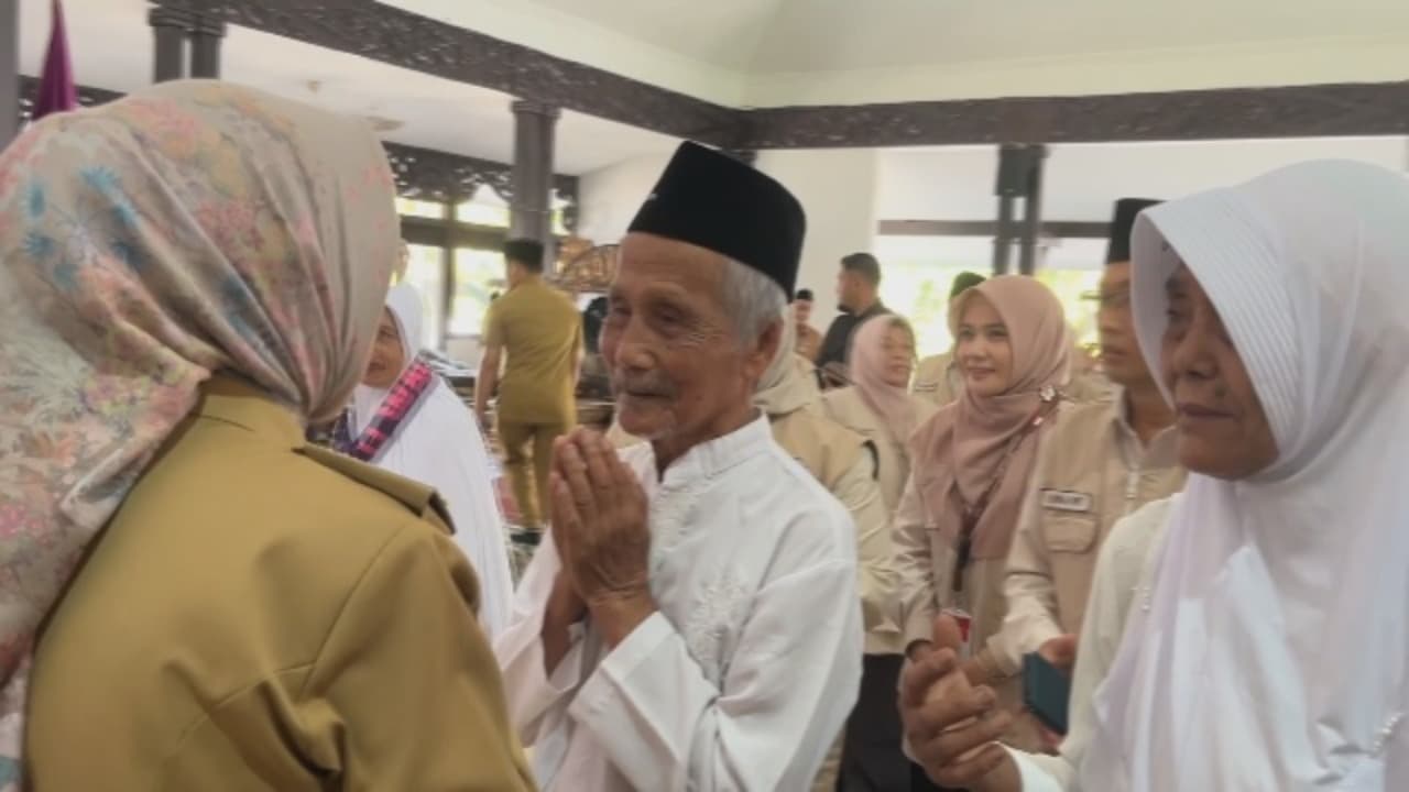 1258 CJH Lumajang Ikuti Prosesi Pelepasan Dari Pendopo Arya Wiraraja