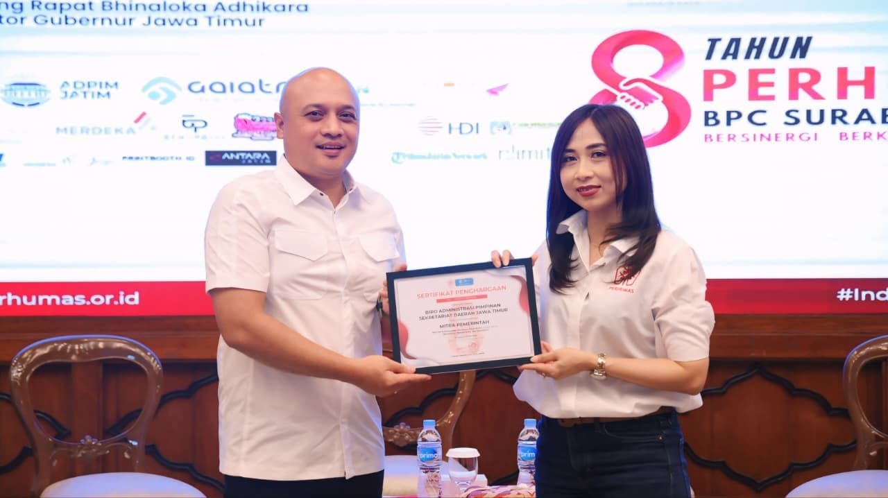 Kepala Biro Adpim Jatim Terima Penghargaan Mitra Pemerintah Berdampak di HUT Ke-8 Perhumas Surabaya Raya