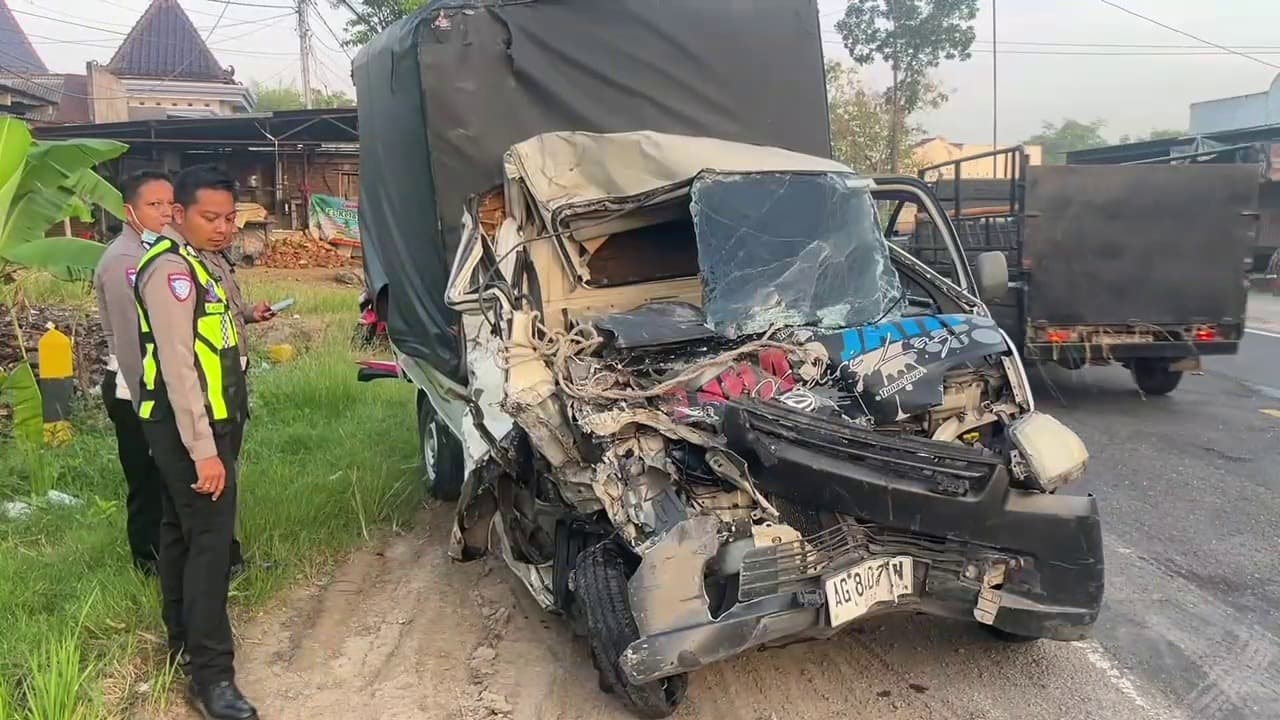 Pick Up Tabrak Truk dan Pemotor di Ngawi, Tiga Orang Luka, Sopir Sempat Terjepit