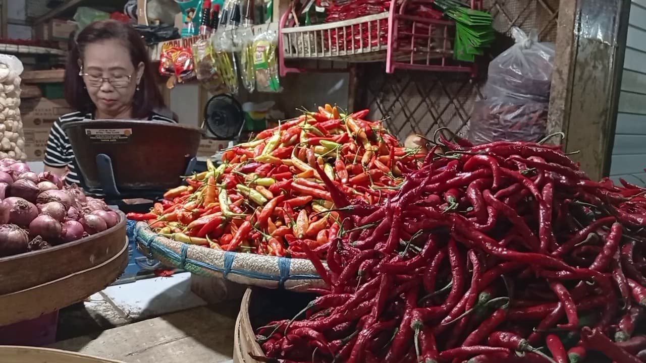 Harga Cabai Rawit di Pasar Besar Madiun Mulai Turun, Cabai Merah Justru Naik