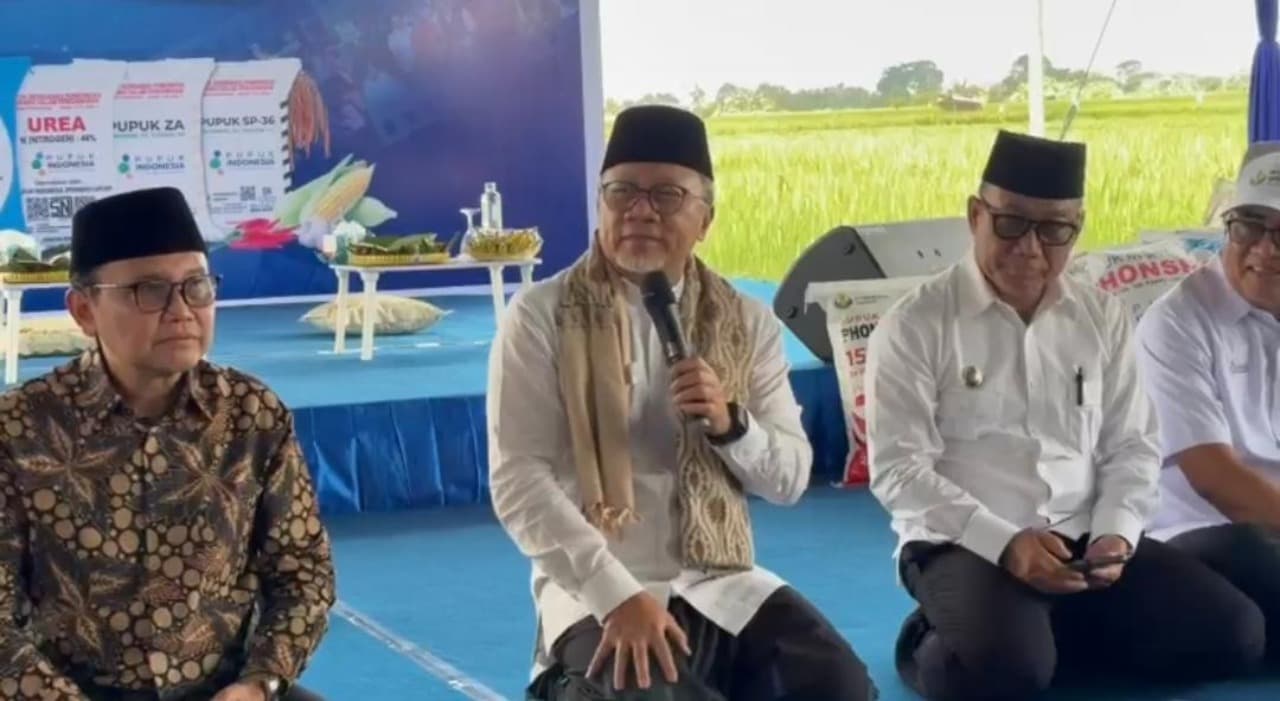 Menko Zulhas Rembung Bareng Ratusan Petani di Banyuwangi