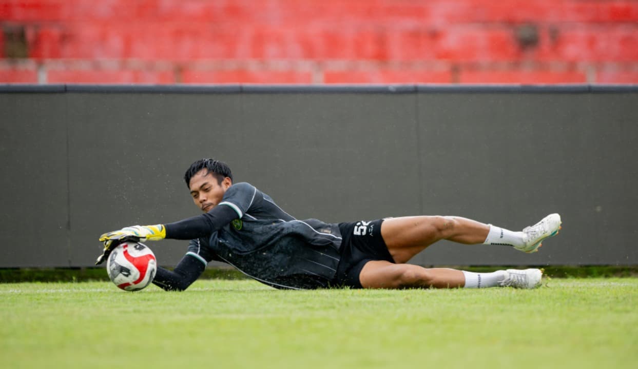 Tekad Kiper Persebaya Akhiri Kutukan di Markas Semen Padang
