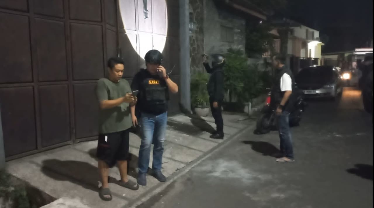 Rumah Debt Colector di Probolinggo Dilempar Bondet, Aksi Pelaku Terekam CCTV