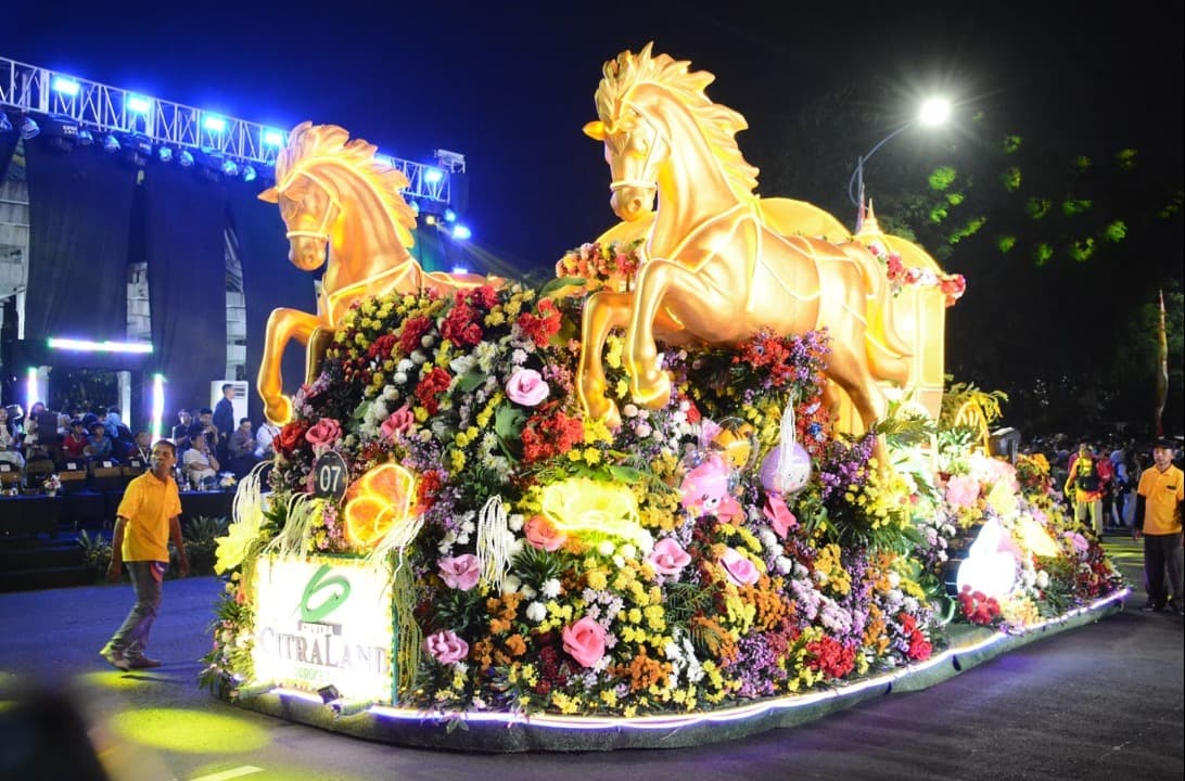 Surabaya Vaganza Meriah, Wali Kota Eri Cahyadi Terima Piagam KEN 2026 dari Kemenpar RI