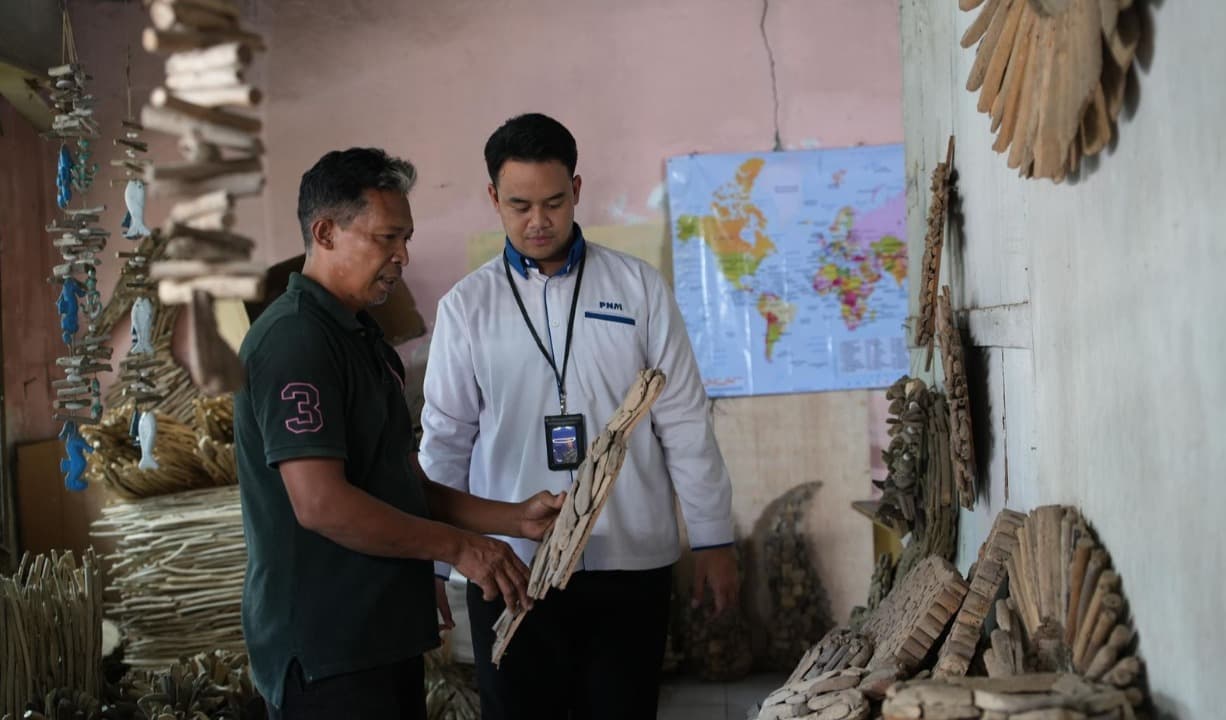 Limbah Kayu Pantai Disulap Jadi Kerajinan Bernilai Ekspor oleh Wayan, Nasabah PNM ULaMM Denpasar