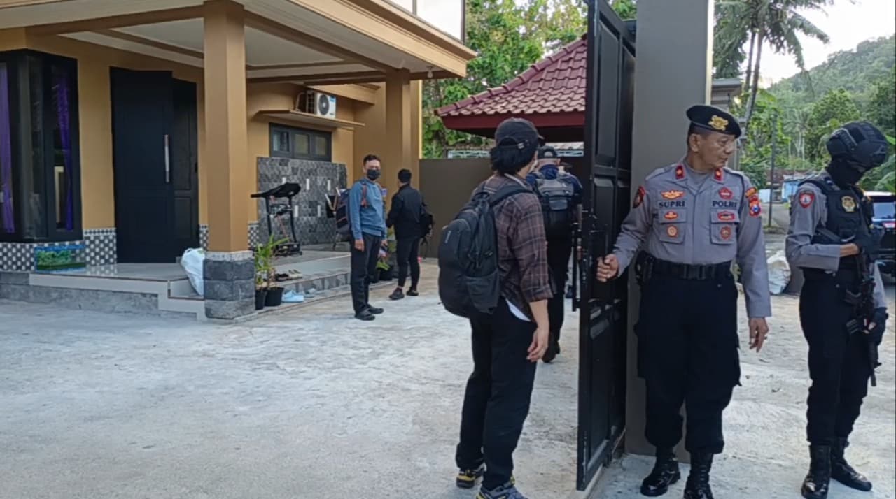 KPK Geledah Rumah Warga di Pacitan, Dikawal Aparat Bersenjata