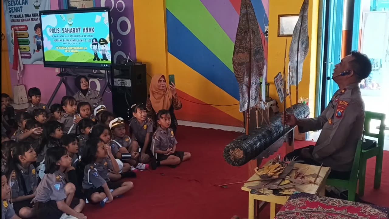 Kapolsek Kediri Kota Jadi Dalang Wayang, Edukasi Bahaya Smartphone untuk Anak TK