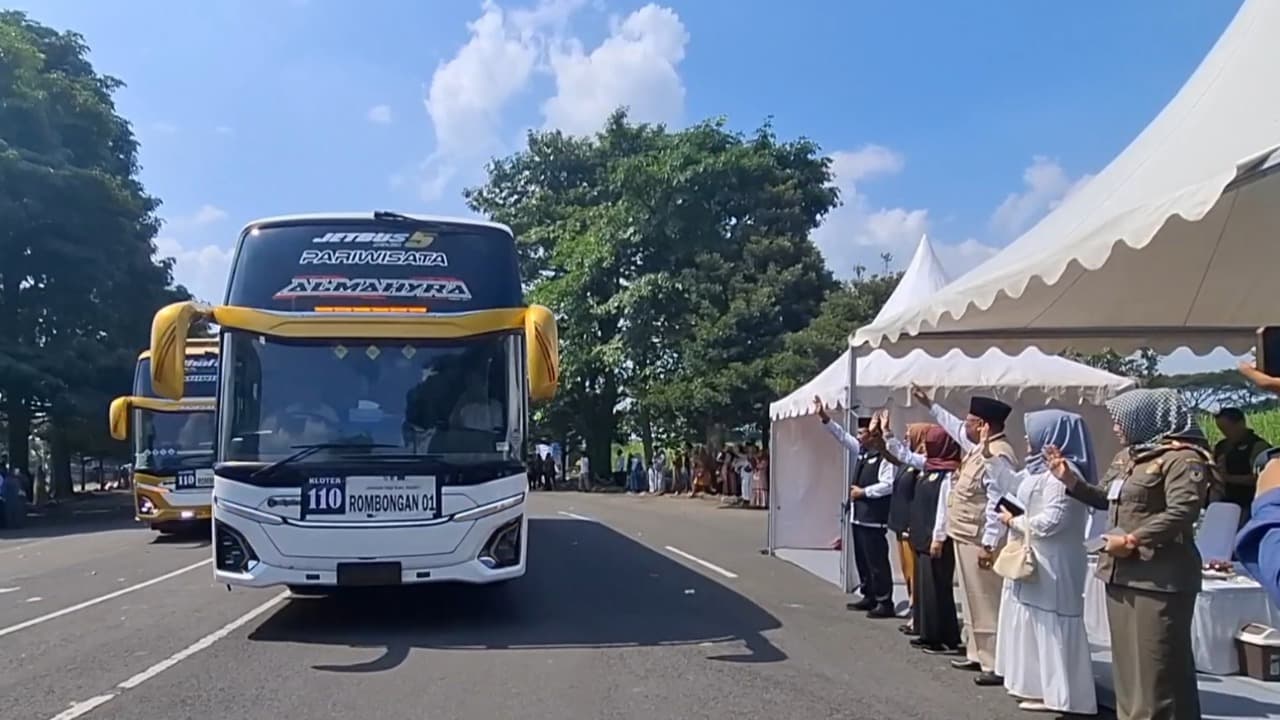 1.065 Jemaah Haji Kabupaten Kediri Berangkat ke Asrama Haji Sukolilo