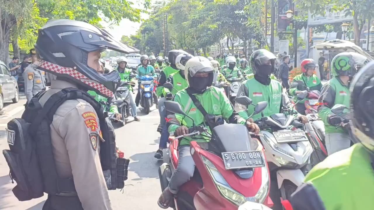 Ratusan Ojol Demo di Jombang, Sampaikan Dukungan untuk Nadim Makarim