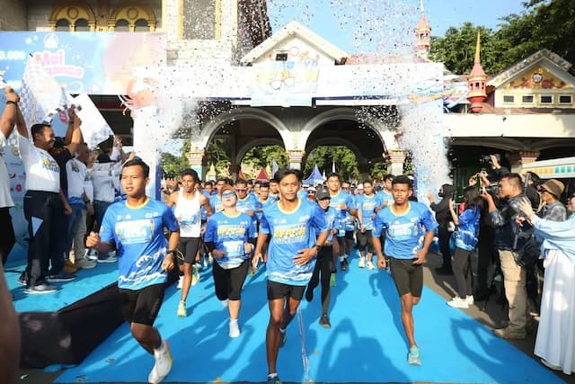Lari Sore Sambil Nikmati Sunset, Ribuan Peserta Antusias Sambut Surabaya Beach Fun Run