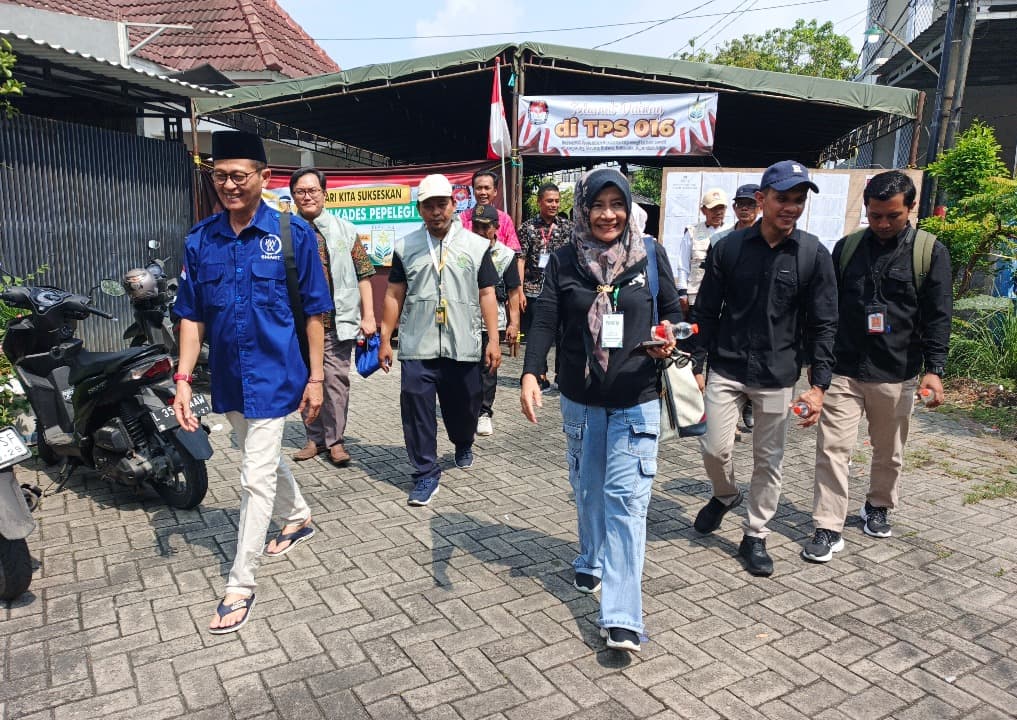 Sidak ke TPS Perum TPL, Kabid DPMD Pemkab Sidoarjo Pastikan Pilkades Aman dan Kondusif