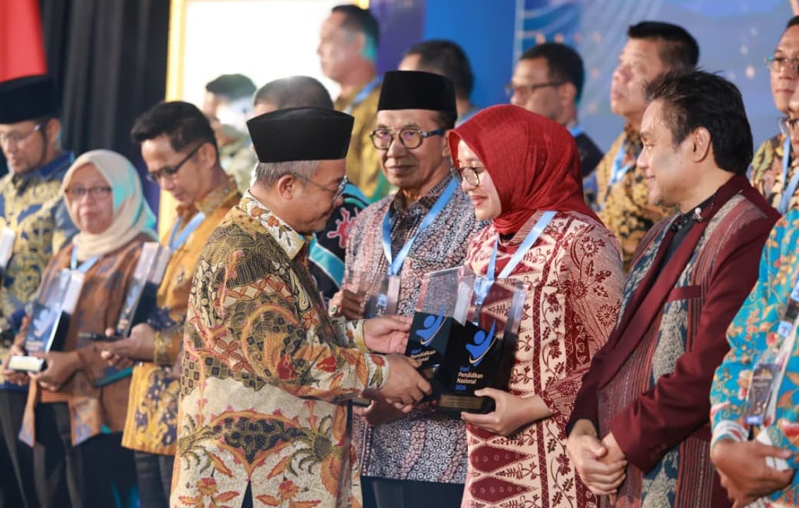 Banyak Program Inovatif Pendidikan, Mendikdasmen Ganjar Dua Penghargaan pada Bupati Ipuk