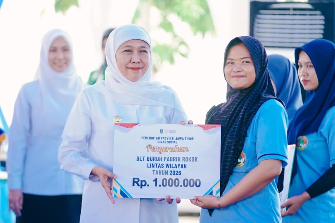Gubernur Khofifah Salurkan BLT DBHCHT Rp 901 Juta untuk Buruh Pabrik Rokok di Bojonegoro