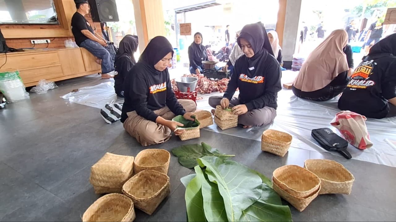 Kurangi Limbah Plastik, Masjid Al-Khalid Bagikan Daging Kurban dengan Daun Jati dan Besek