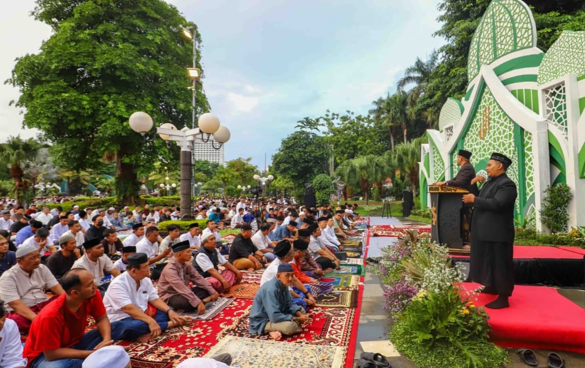 Meski Diguyur Gerimis, Ribuan Jamaah Khusyuk Ikuti Salat Idul Adha di Balai Kota Surabaya