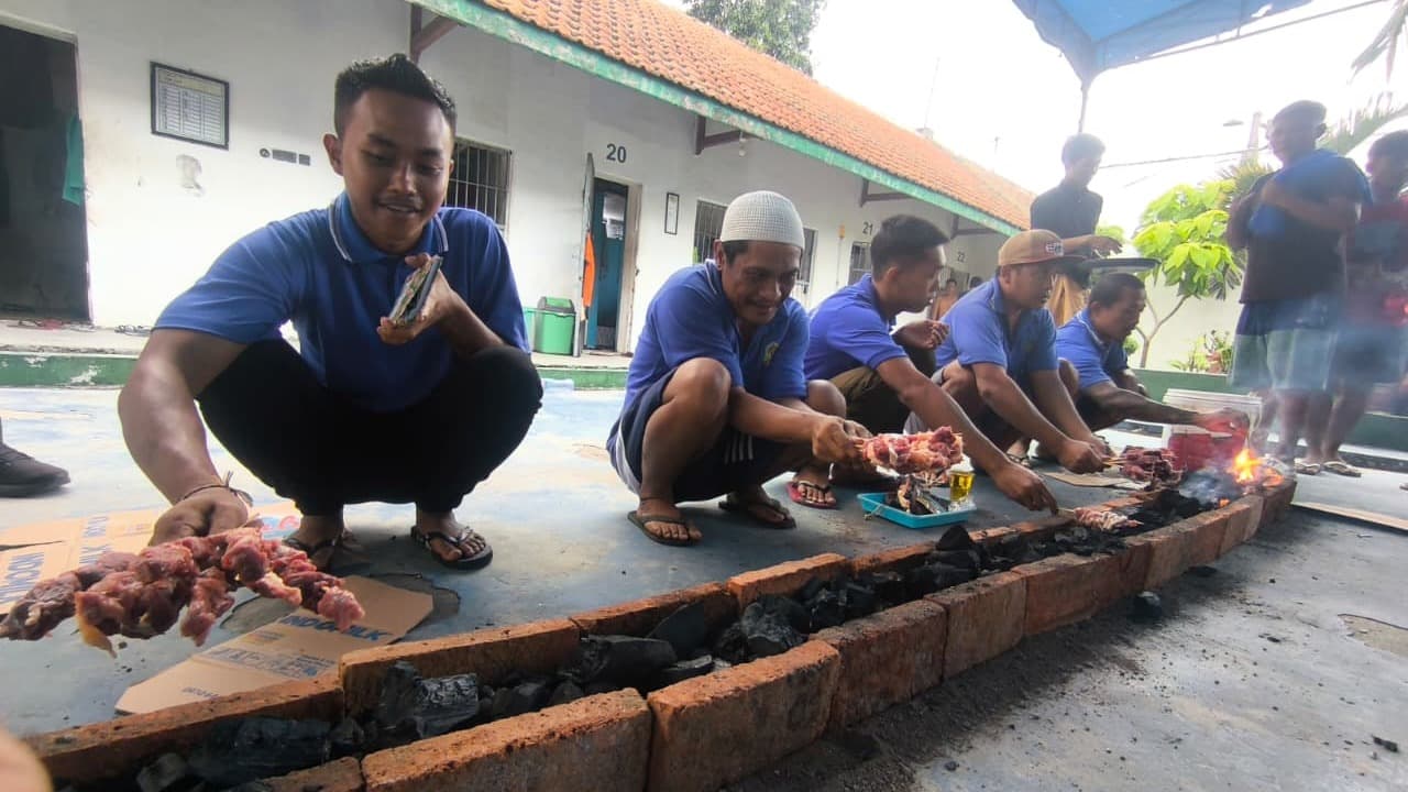 Warga Binaan Lapas Banyuwangi, Kompak Nyate Bareng di Momen Idul Adha