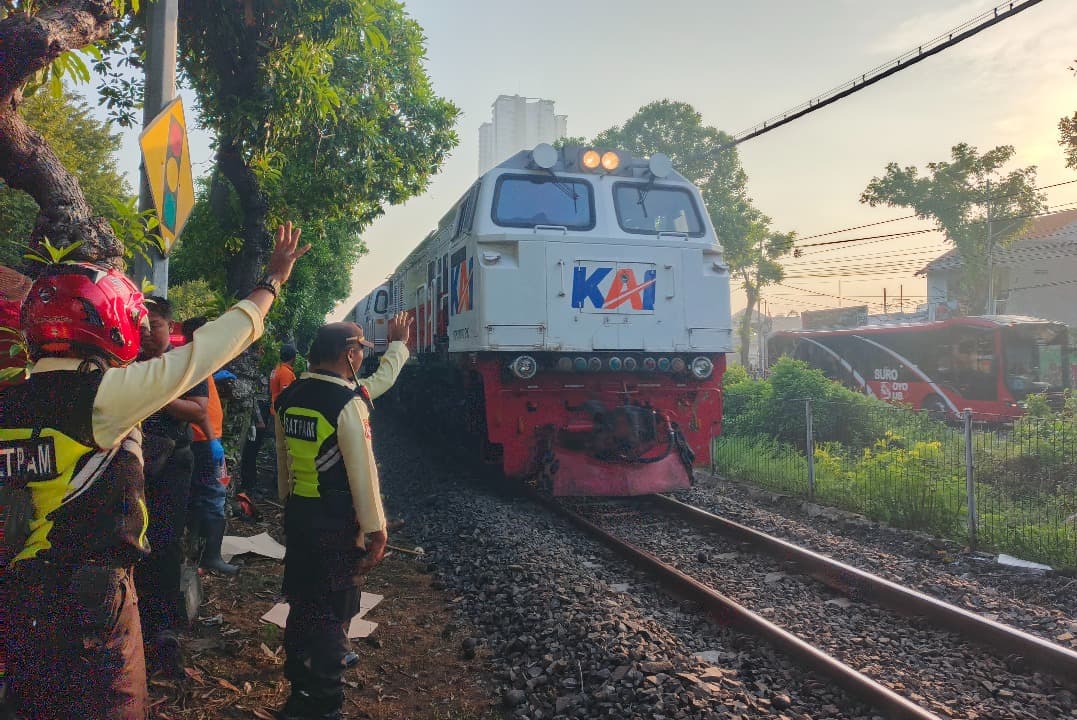 Pria Asal Blitar Tewas Tertabrak KA Penataran di Jalan Ahmad Yani Surabaya