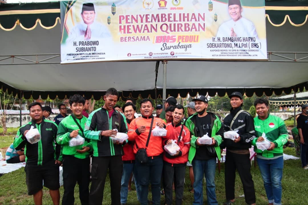 Momen Idul Adha, BHS Bagikan 1.700 Daging Kurban ke Driver Ojol hingga Pengayuh Becak