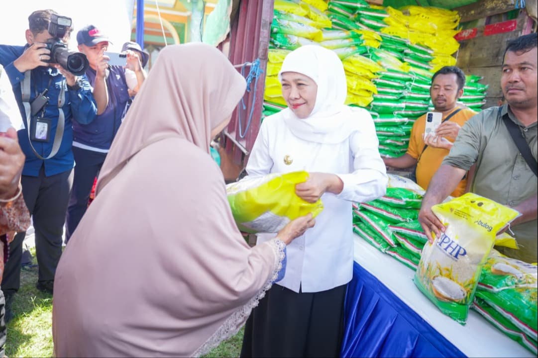 Jaga Daya Beli Masyarakat, Gubernur Khofifah Gelar Pasar Murah di Bojonegoro