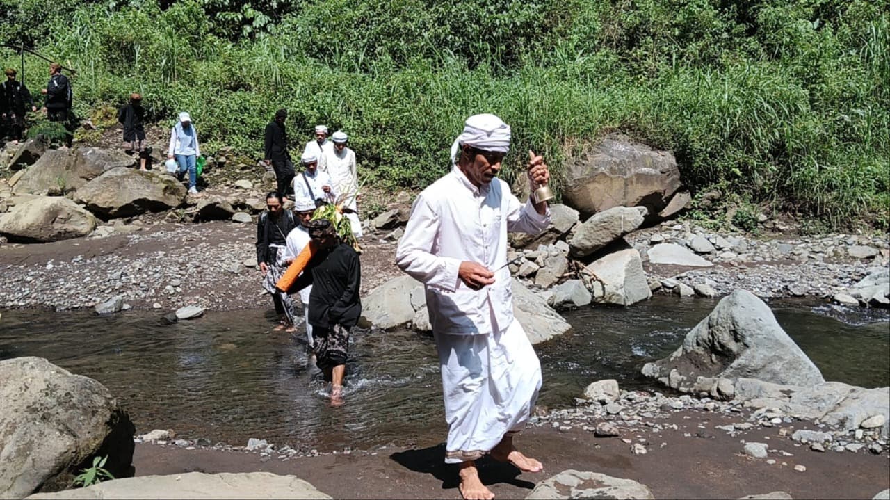 Menyusuri Madakaripura, Warga Tengger Jemput Air Suci Jelang Yadnya Kasada
