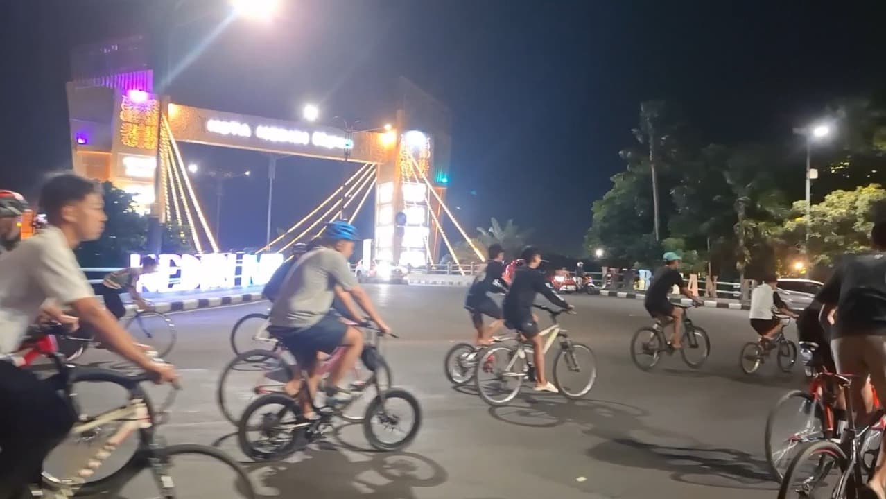 800 Peserta Ramaikan Kayuh Malam Kota Cerita, Kopag Space Satukan Komunitas Lari dan Sepeda di Kediri