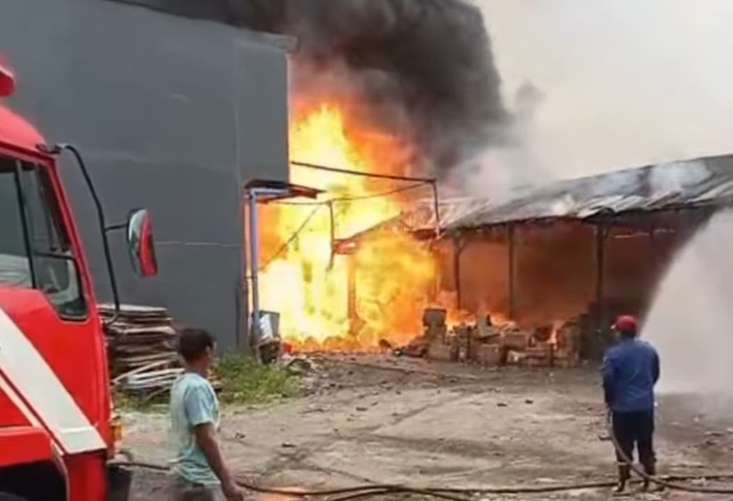 Gudang Penyimpanan Gas Portable di Tropodo Sidoarjo Ludes Terbakar
