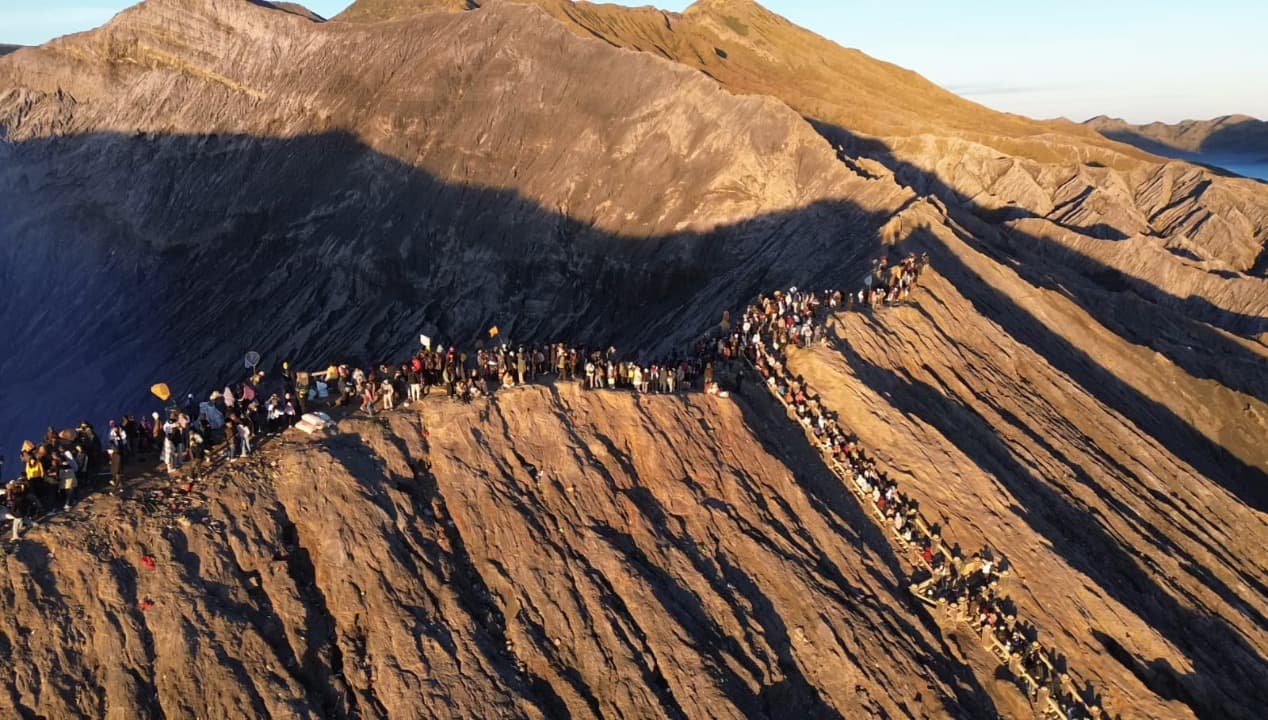 Kabut, Doa, dan Keberanian di Kawah Bromo Warnai Kisah Yadnya Kasada 1948 Saka