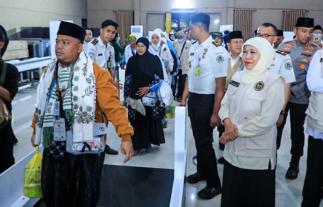 Gubernur Khofifah Sambut Kepulangan Jemaah Haji Kloter I, Apresiasi Kementerian Haji dan Kesehatan
