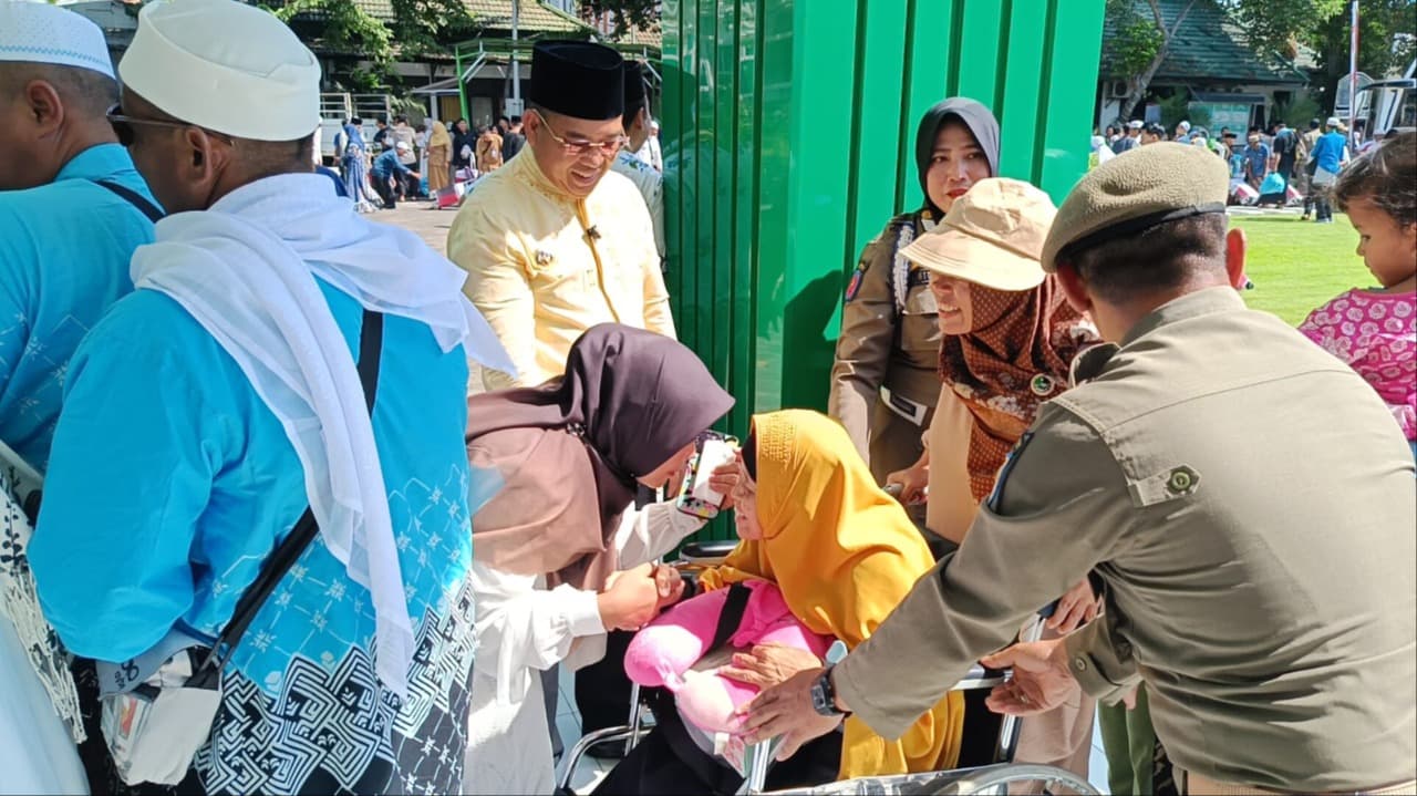 Tangis Haru Sambut Kedatangan 312 Jemaah Haji Kloter 5 Kota Probolinggo