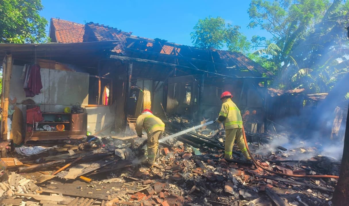 Gara-gara Obat Nyamuk, Rumah Semi Permanen di Wongsorejo Ludes Terbakar