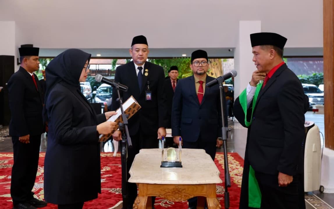 Bupati Ipuk Lantik Suyanto Waspo Tondo Wicaksono Sebagai Sekda Banyuwangi