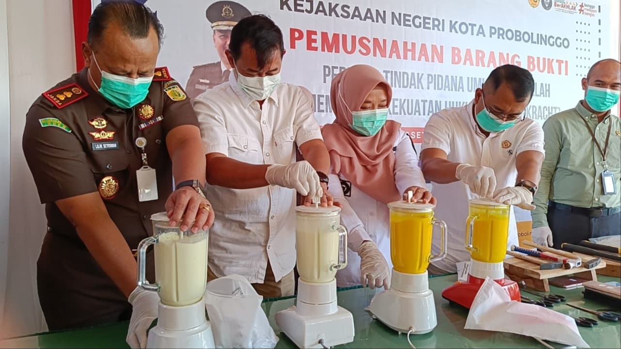 Kejari Kota Probolinggo Musnahkan BB Narkotika dan Sajam