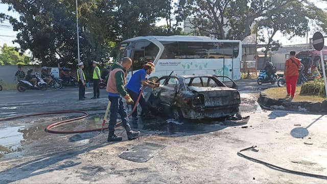 Usai Isi BBM, Mobil Sedan Terbakar di Depan SPBU Kraksaan Probolinggo