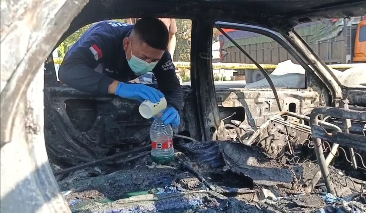 Mobil Terbakar Usai Isi BBM di SPBU Probolinggo, Polisi Temukan 8 Drum Pertalite