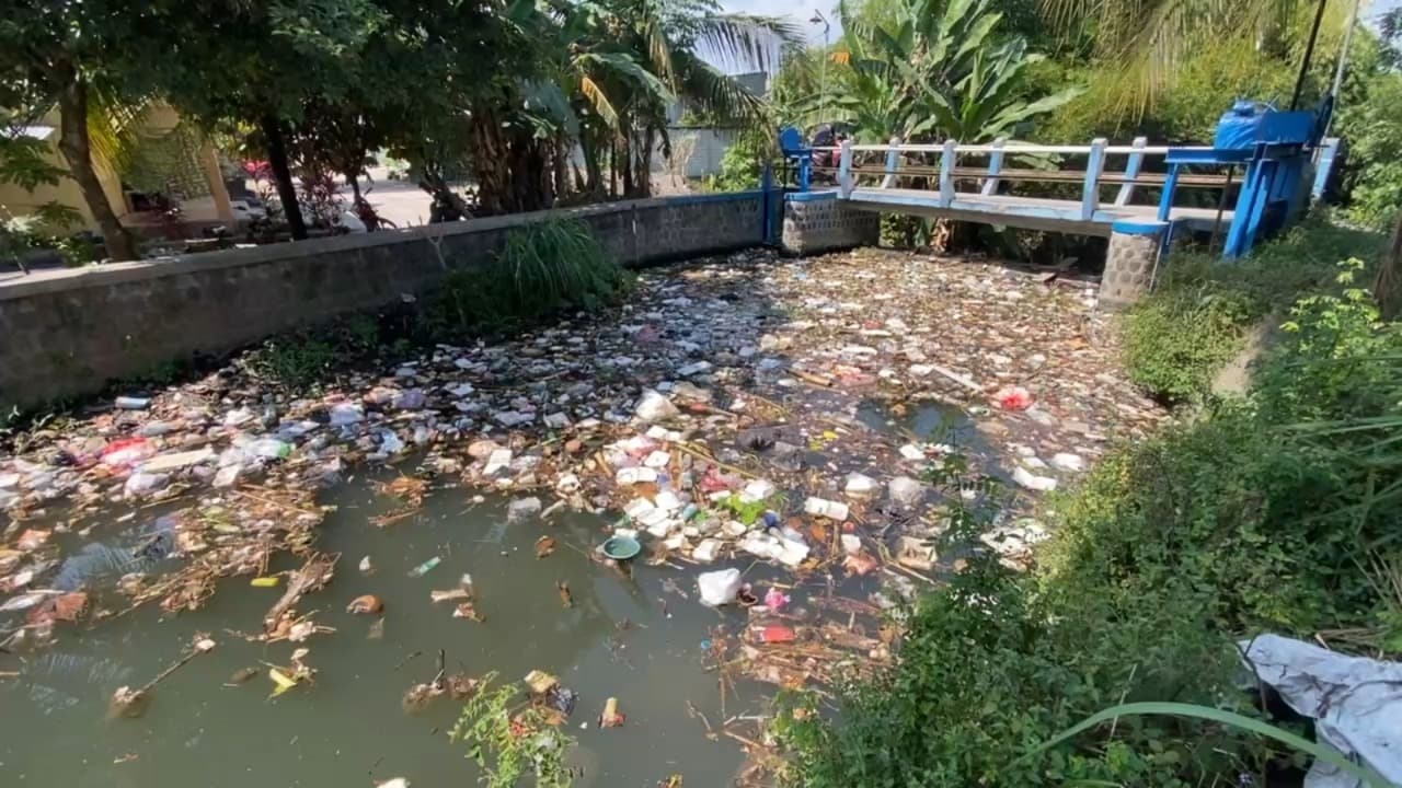 Sungai Plosoarang Dipenuhi Sampah, Warga Minta Pemkab Blitar Bertindak