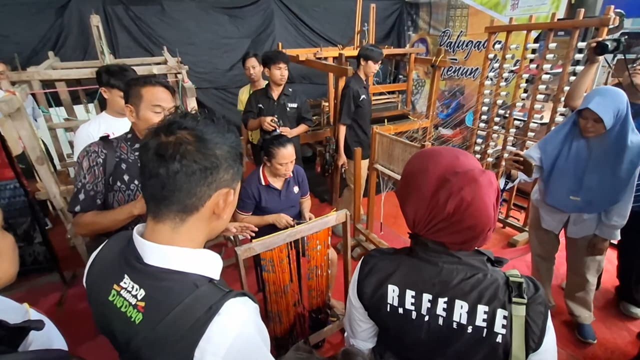 Sport Tourism Ala KONI Kota Kediri, Official Taekwondo Diajak Blusukan ke Sentra Tenun Ikat Bandar Kidul