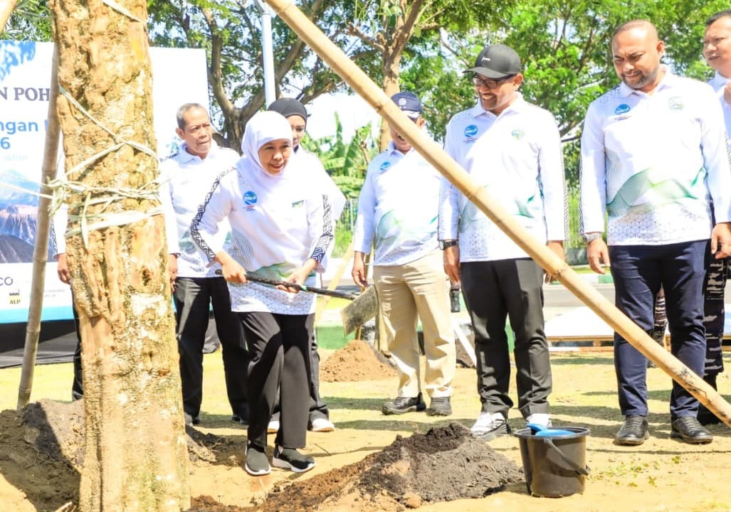 Peringati Hari Lingkungan Hidup, Gubernur Khofifah Bersama 1.125 Masyarakat Bersihkan Sampah dan Tanam Pohon