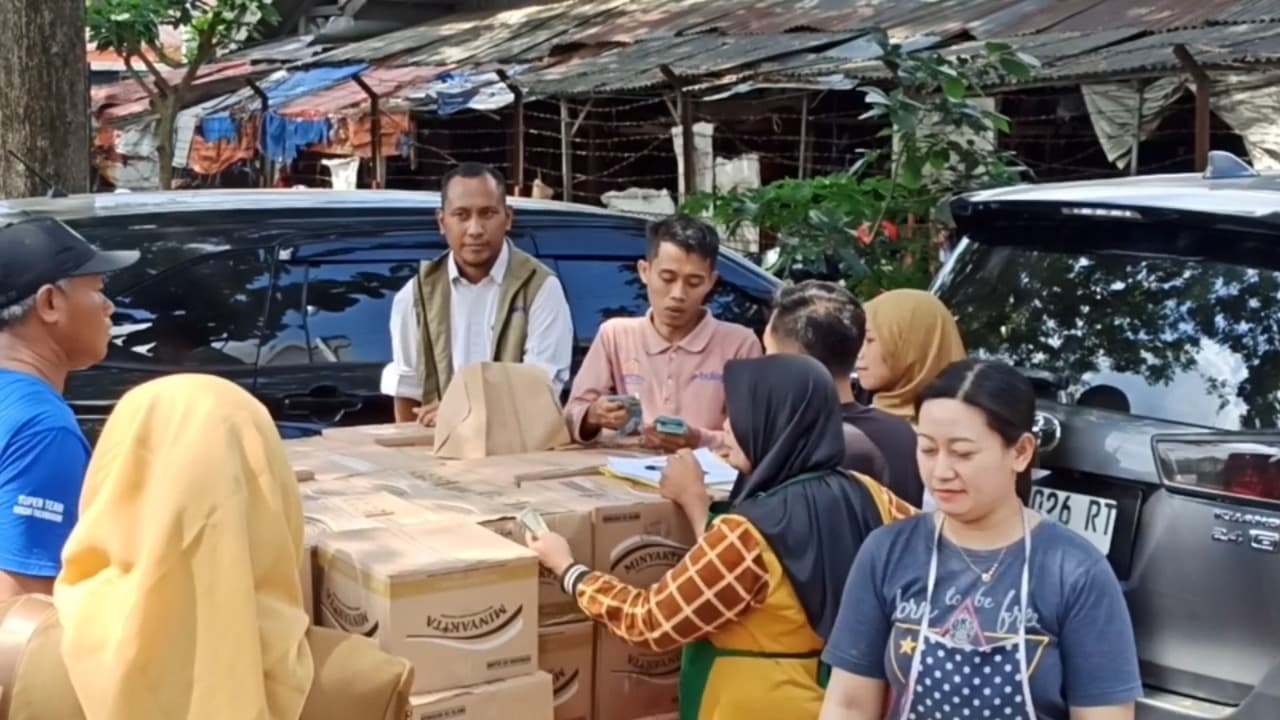 Bulog Pastikan Stok MinyaKita di Trenggalek Aman, Pedagang Diminta Jual Sesuai HET