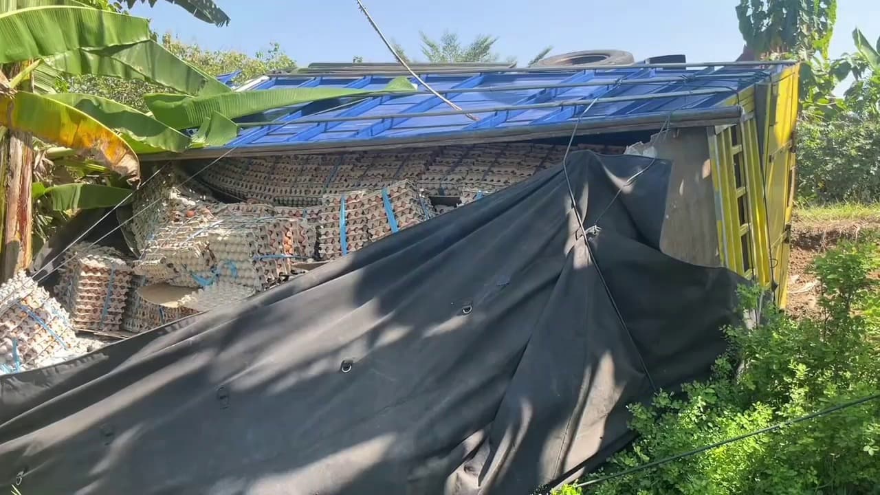 Truk Muatan Telur Terguling Usai Tabrak Pemotor yang Menyeberang di Ring Road Ngawi