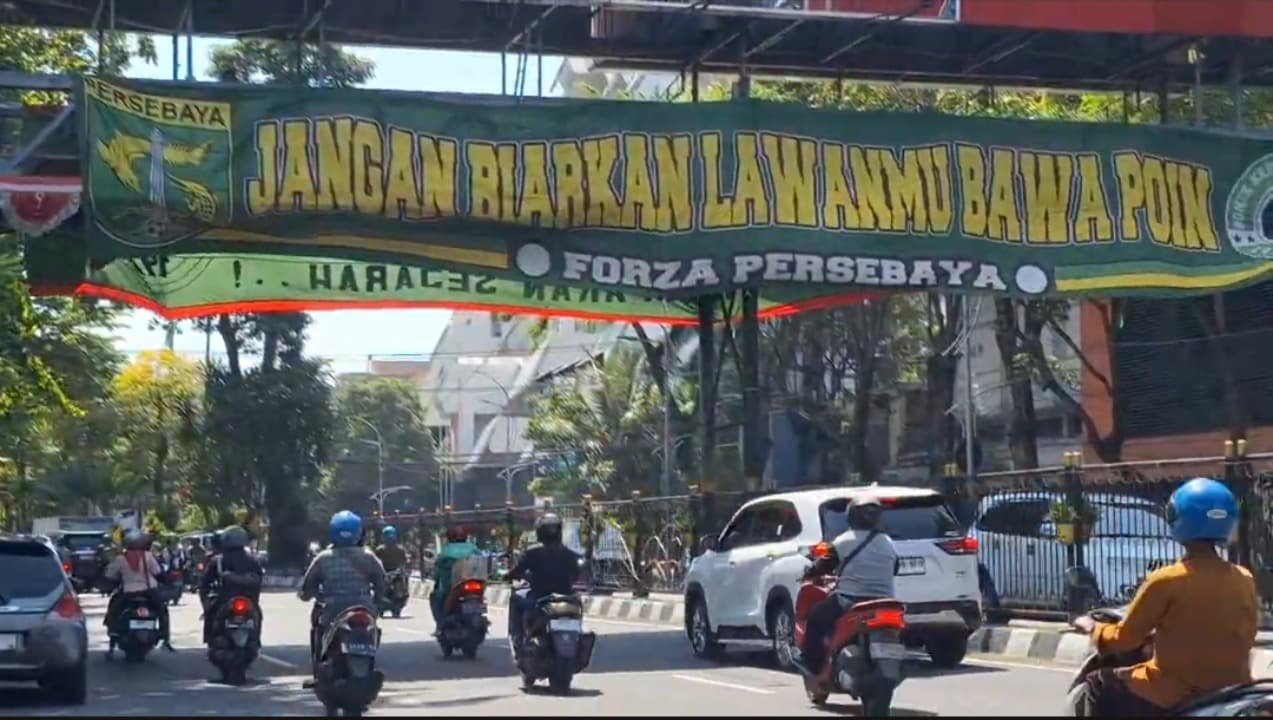 Jelang HUT ke-99, Spanduk dan Mural Bonek Penuhi Sudut Kota Surabaya