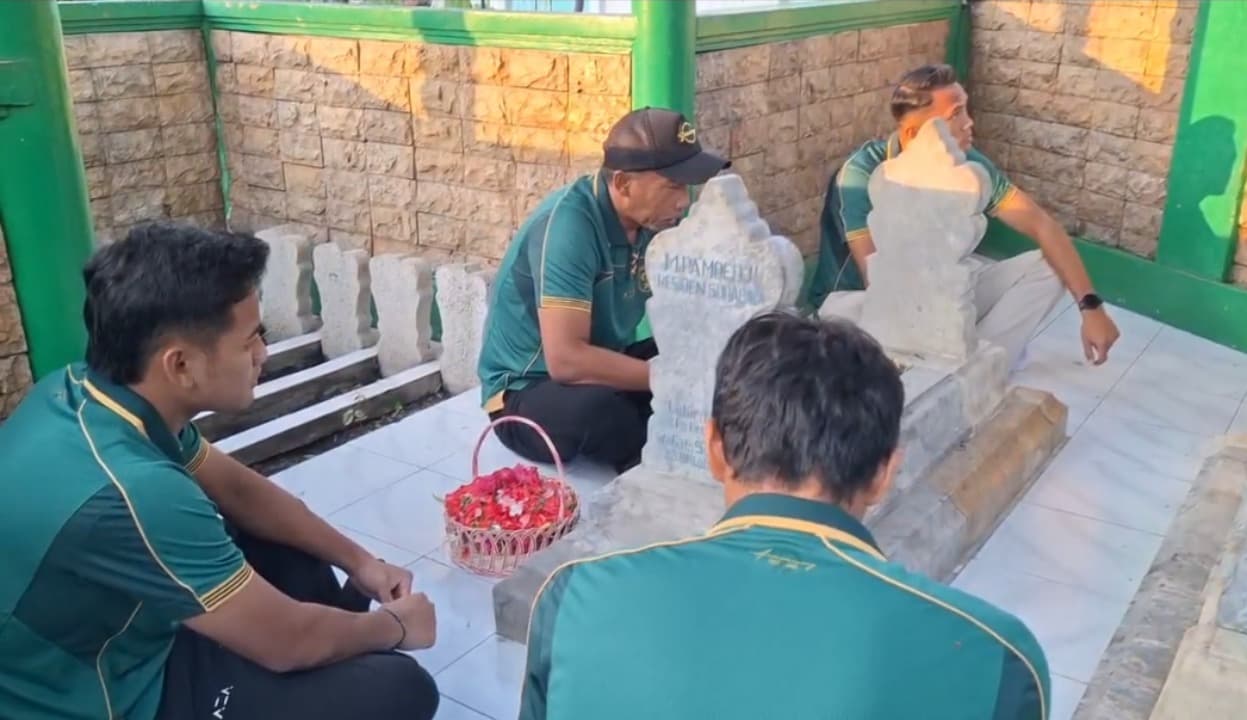 Peringati HUT ke-99, Persebaya Ziarahi Makam Pendiri Klub